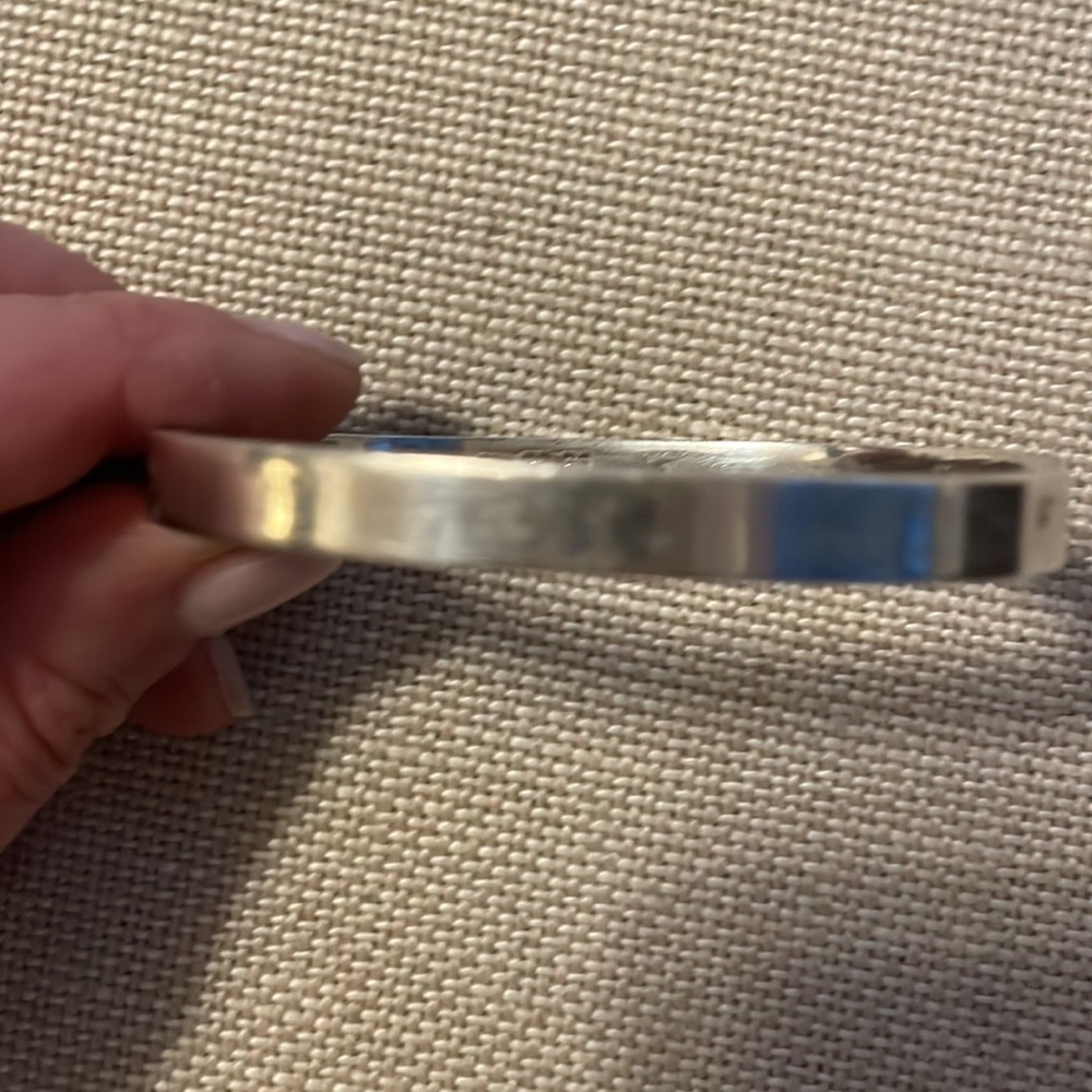 Sterling silver bangle with hinge light closure - Picture 3 of 5